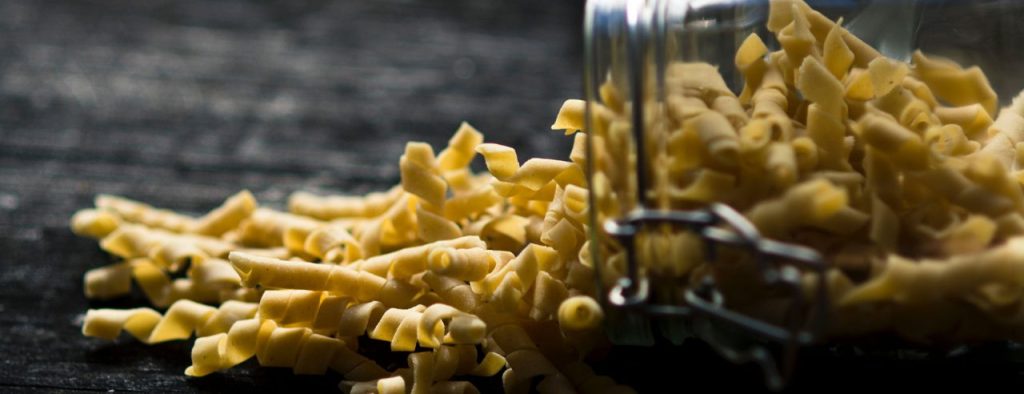 Talous tiukilla? Näin säästät rahaa: katso vinkit joka talouteen