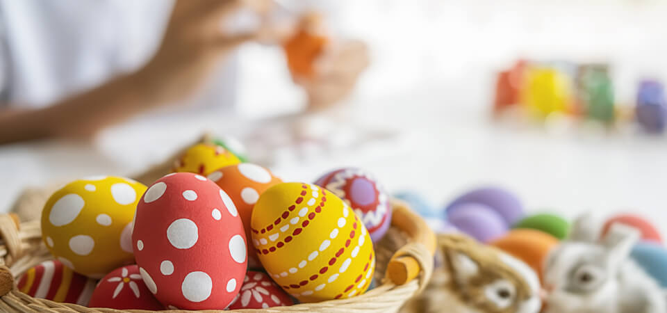 Kori, jonka sisällä on värikkäitäpääsiäismunia.